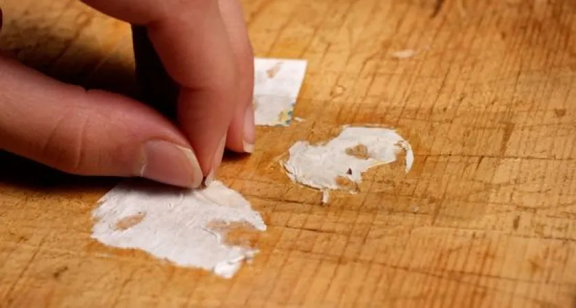 Следы от скотча или наклеек уберете за считанные секунды: протрите этим доступным средством