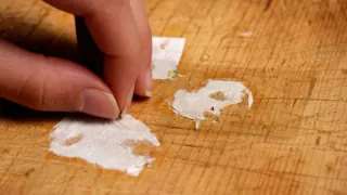 Следы от скотча или наклеек уберете за считанные секунды: протрите этим доступным средством