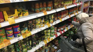 Комистат зафиксировал рост цен на колбасу и помидоры