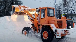Брянские дороги продолжают расчищать после снегопада