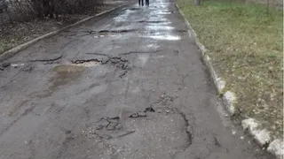 Разбитые дороги во дворах домов на улице Советской Армии не могут отремонтировать уже более 20 лет