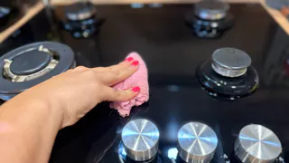 Плита снова блестит как новая: самодельное средство для кухни, которое удивит даже опытных хозяек