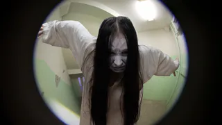 Жуткая история из Приокского. Странная женщина "колдовала" в подъезде многоэтажки