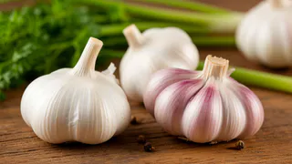 В апреле чеснок только этого и ждет: разбавьте 20 грамм в воде — и головки будут размером с арбуз