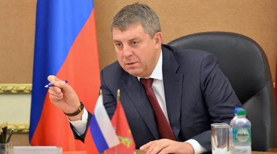 Губернатор Богомаз остался недоволен платной парковкой на вокзале