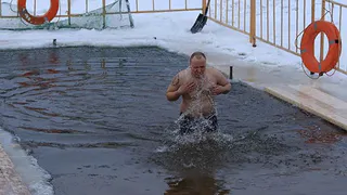 6,6 тысячи брянцев окунулись в прорубь в Крещение