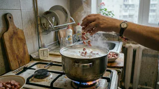 Добавила колбасу в кипящее молоко — случайная вкуснятина за копейки подойдет ко всем гарнирам