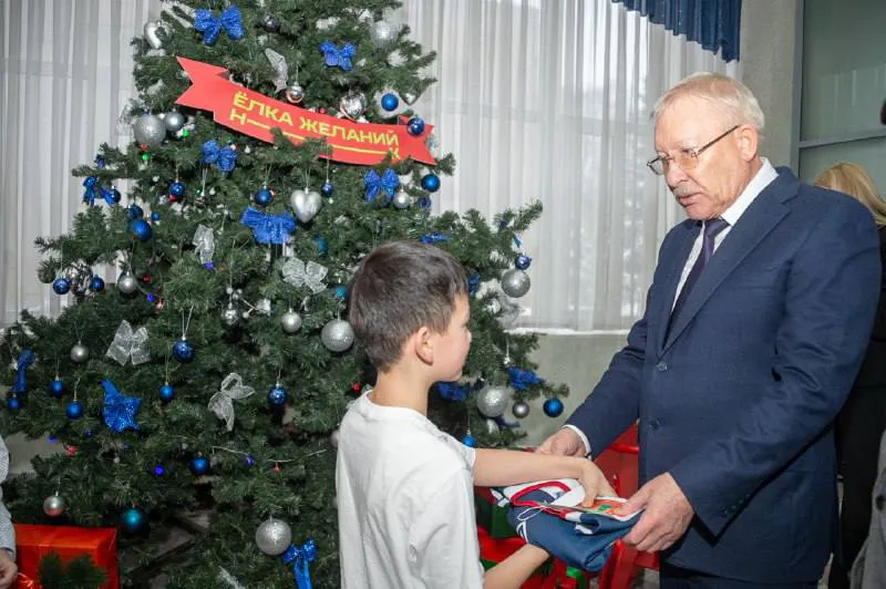 В Нижнекамске продолжается акция «Ёлка желаний»: депутат Госдумы исполнил мечты детей