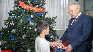 В Нижнекамске продолжается акция «Ёлка желаний»: депутат Госдумы исполнил мечты детей