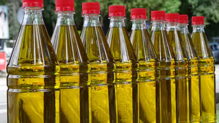 Янтарная гадость в красивой бутылке: Роскачество назвало худшие бренды растительного масла