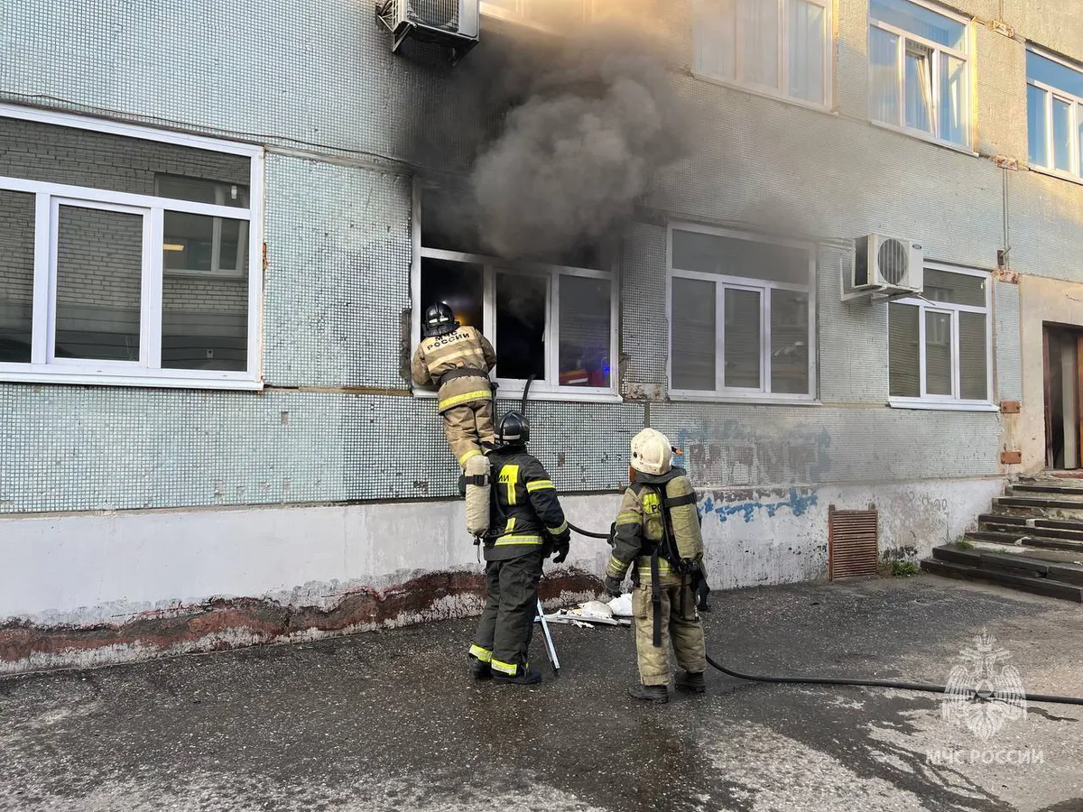 Из пожара на проспекте Победы спасли человека