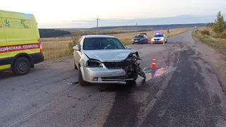 В Нижнекамском районе столкнулись на встречке два автомобиля