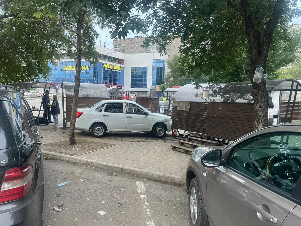 Пьяный водитель в Магнитогорске влетел в торговую палатку, пострадала бабушка