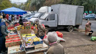 Война за парковочные места на улице Тимакова – пациентам Больницы №11 не находится места для парковки среди торговых "Газелей"