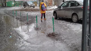 Весна пришла, дороги смыло: в Рязани к детской школе  искусств невозможно подойти, не испачкавшись по колено