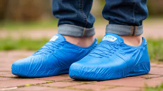 Подруга покупает пачками бахилы. Когда узнала для чего, стала закупать больше. 5 необычных применений бахил