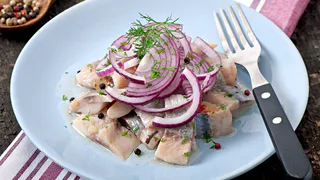 Более вкусной закуски из селедки еще не готовил - все дело в простой заправке: никто даже не представляет, что это возможно