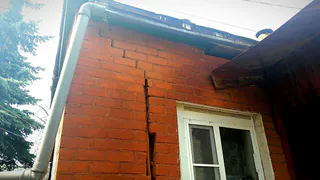 "Все цветы в палисаднике смыло, подмывается фундамент и по дому пошли трещины..." Рязанка жалуется на сточные воды у себя во дворе