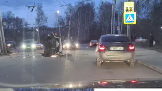 Лег на бок: в Приокском перевернулся автомобиль