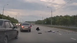 На дороге Северного обхода в Рязани засняли раскидывающего вещи мужчину