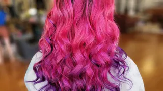 Названы опасные последствия окрашивания волос в яркие цвета