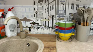 Керамическая плитка из моды вышла: дизайнеры назвали лучший материал для фартука на кухне — практично и красиво