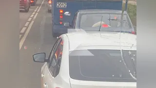 В Рязани водители вновь заполнили выделенную полосу на Московском шоссе