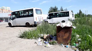Не стоянка, а свалка: горожане в шоке от загаженности конечных остановок маршруток
