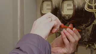 Недобросовестные "электрики" обманом заставляют людей менять исправные счетчики