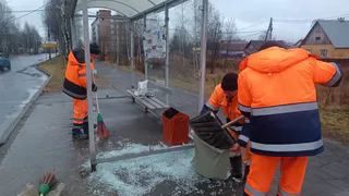 В Коми вандалы разбили стеклянную остановку