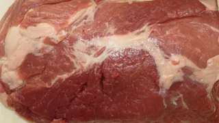 Даже самое жесткое, как подошва, мясо станет пуховым: замочите его в этом легком маринаде — секрет повара