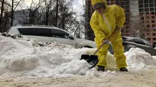 Уборка снега в Рязани: нет людей, лопат и зарплата копеечная