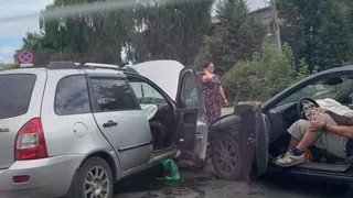 Привлекли медиков: на улице Шабулина в Рязани столкнулись Лада и Тойота