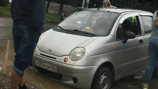 На Куйбышевском шоссе автомобиль провалился в яму