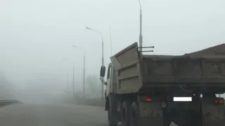 В Коми водитель выпрыгнул из кабины самосвала во время опрокидывания