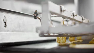 АПХ  «Мираторг», крупнейший производитель основных видов мяса в России, запустил производство блинчиков с ветчиной и сыром на заводе кулинарных блюд в Брянской области.