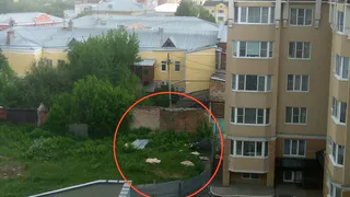 Фотофакт: в Рязани из-за сильного ветра сорвало крышу