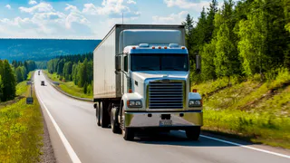 Дальнобойщик рассказал по секрету: почему некоторые водители фур идут на обгон, даже если не успевают