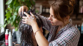 Идеальная краска для волос после 50 лет: такой оттенок визуально молодит на 10 лет – и 3 цвета, которые лучше избегать