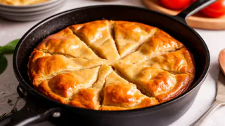 Делаю вкуснейший пирог на сковороде всего за 15 минут: муж и дети сметают за секунду