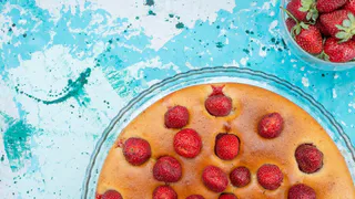 Шарлотка с клубникой по бабушкиному рецепту: получается еще вкуснее классической