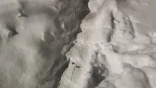 Нужен тротуар? Пролезай среди сугробов!