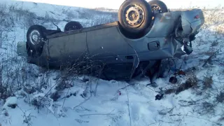 В Рязанской области "Лада Приора" улетела в кювет и перевернулась