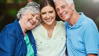 Стало известно, сколько денег россияне готовы тратить на пожилых родственников