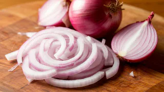 Подруга-армянка научила, как быстро нарезать лук тонкой соломкой без ножа, блендера и приспособлений для шинковки