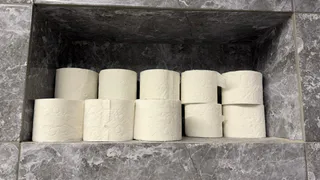 Залила уксус в рулон туалетной бумаги и поставила в углу: соседи подумали, что я сошла с ума - пока не попробовали сами