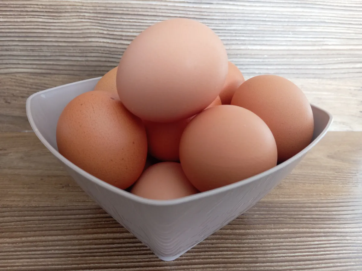 Опытные хозяйки никогда не кладут яйца после варки в холодную воду - этот лайфхак должна знать каждая