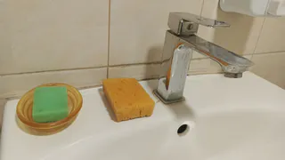 Узнала лишь в 50 лет. Вот почему губки для мытья посуды на самом деле разноцветные