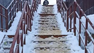 Лестница в 10-м микрорайоне Брянска превратилась в опасную горку