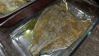 Так готовить камбалу научился на Дальнем Востоке. По-царски вкусно, просто и цена "не кусается" - сделаю на Новый год